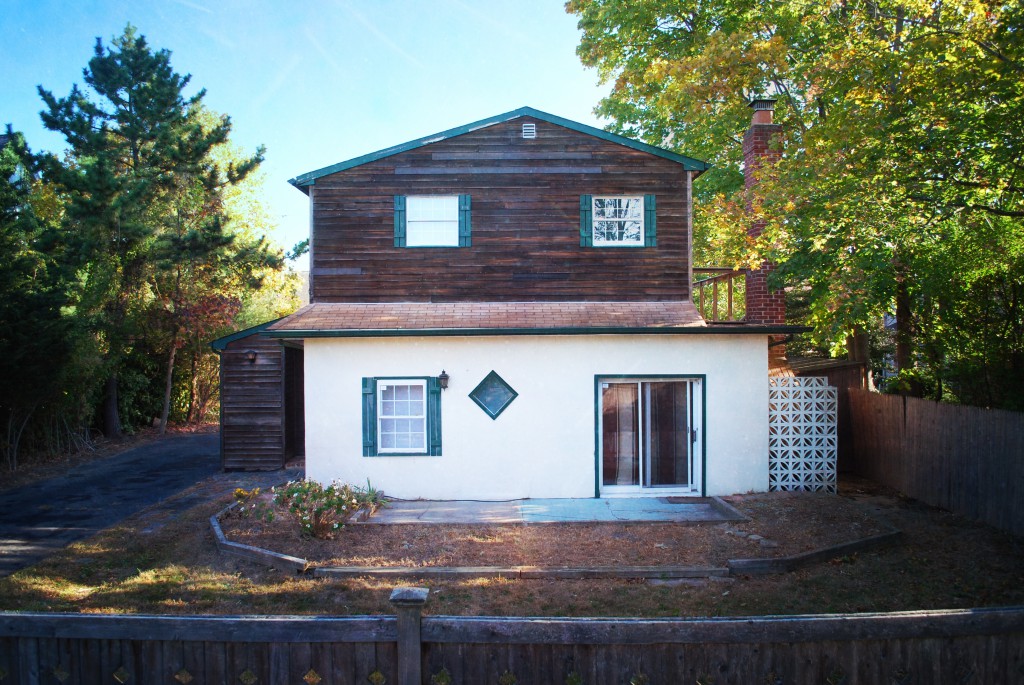 A convicted child rapist was still listed in the sex offender registry as living in this foreclosed home on Bay Avenue in Bay Shore as of press time.