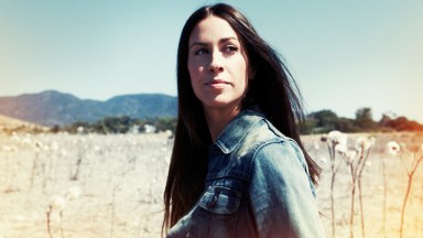 Alanis Morissette Shines at NYCB Theatre at Westbury