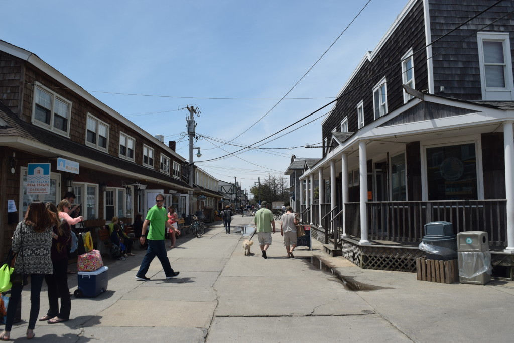 Het uitzicht naar het westen in het centrum van Ocean Beach (foto Long Island Press)