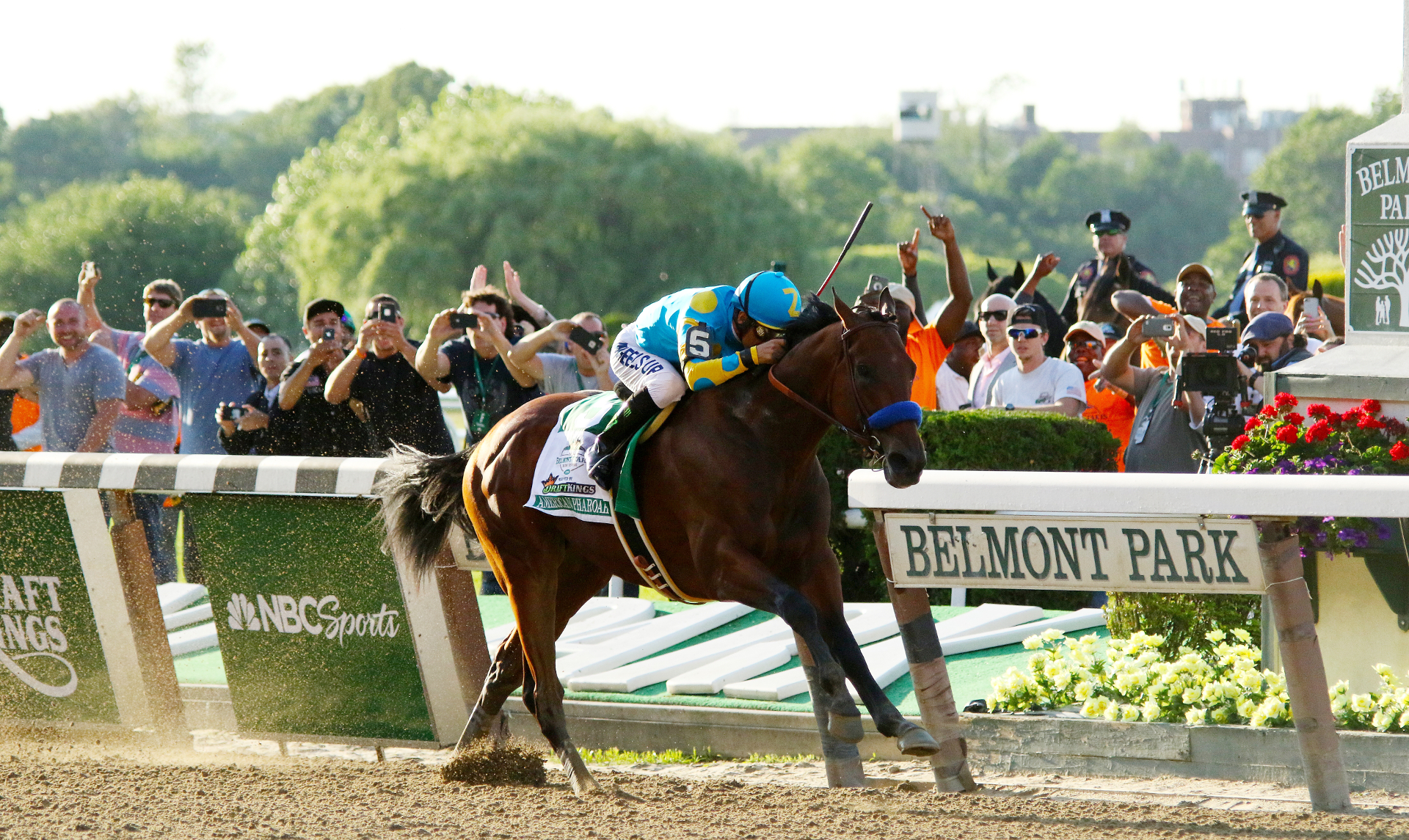 American Pharoah wins 2015 Belmont Stakes