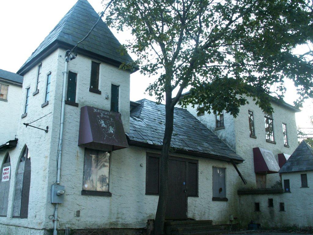ETERNALLY YOURS: The Normandie Inn, at the intersection of Smithtown and Lakeland avenues, was once the Hotel Chateau La Boheme. A prior owner claims some strange occurrences have taken place within its storied walls. (Jaclyn Gallucci / Long Island Press)
