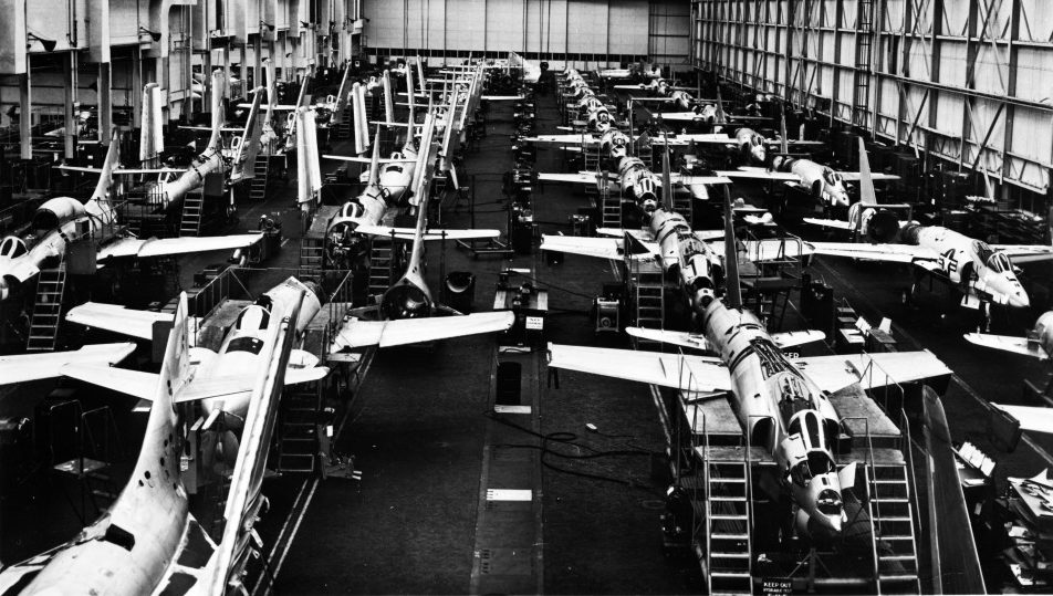 Grumman_F11F-1_F9F-8_and_F9F-8T_production_line_Calverton_plant_1956_mfr_561288_(GHC_via_RJF)_(17734498593)