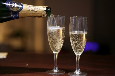 Pouring_champagne