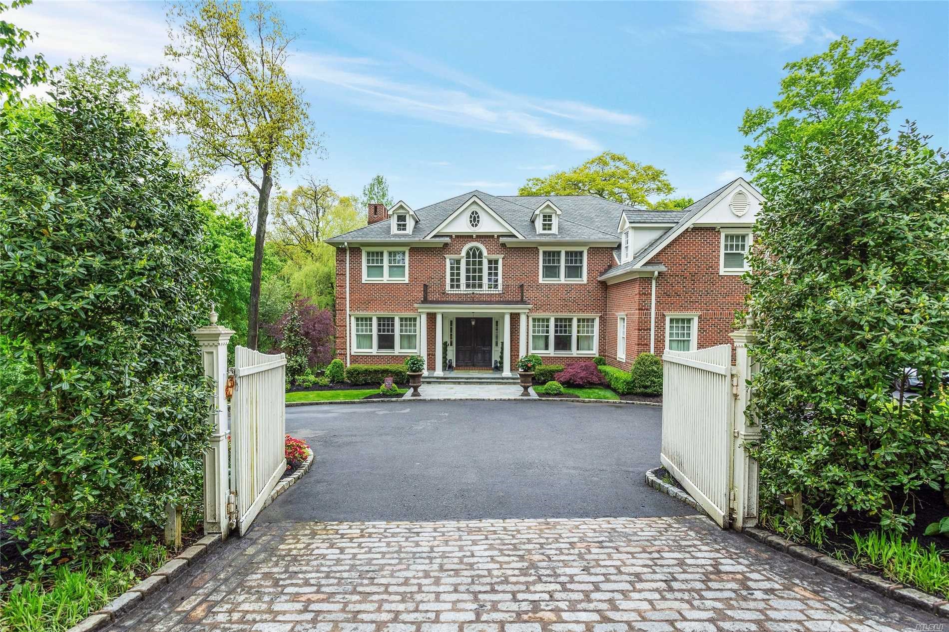 Spectacular Roslyn Harbor Colonial Asks 2.7M