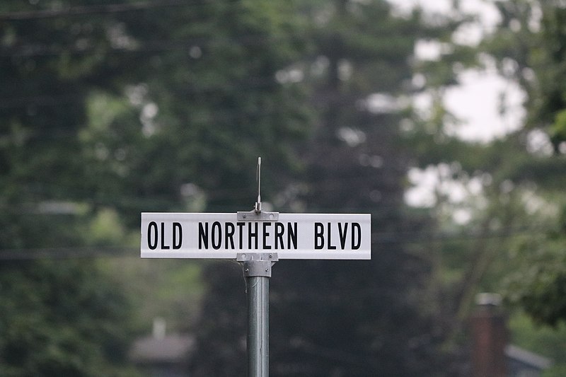 800px Old Northern Boulevard street sign Roslyn