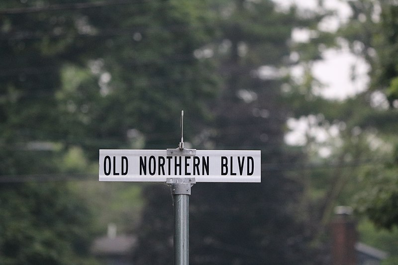 800px old northern boulevard street sign roslyn