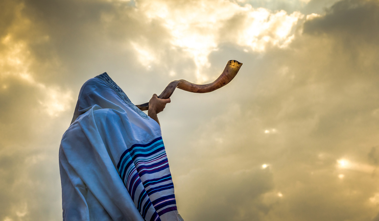 Blowing  the shofar for the Feast of Trumpets
