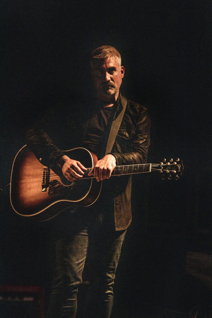 taylor-hicks-guitar-photo