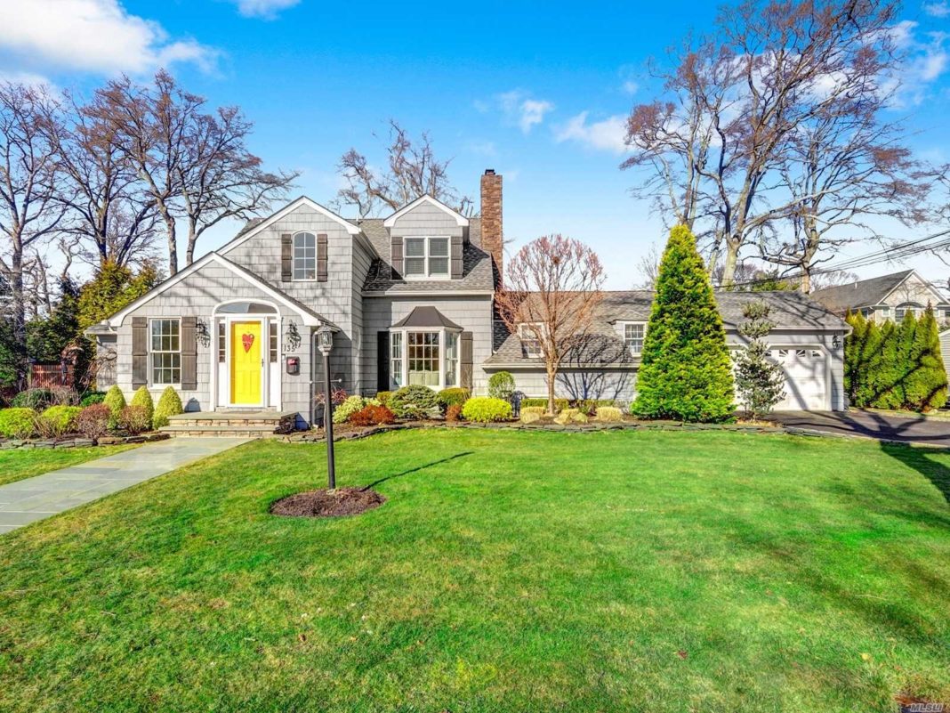 Marvelous Massapequa Cape Asks 1.1M