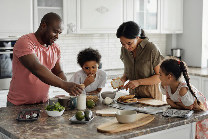 family-making-breakfast-in-the-kitchen-4259140-822×549