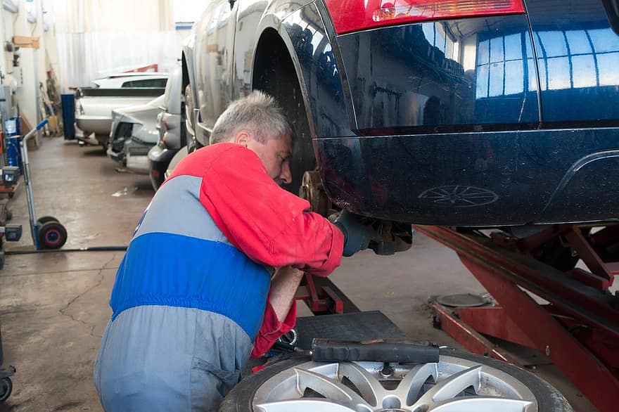 auto-repair-repair-lift-auto-mechanic-master-professional-man-of-the-fold-workshop-check