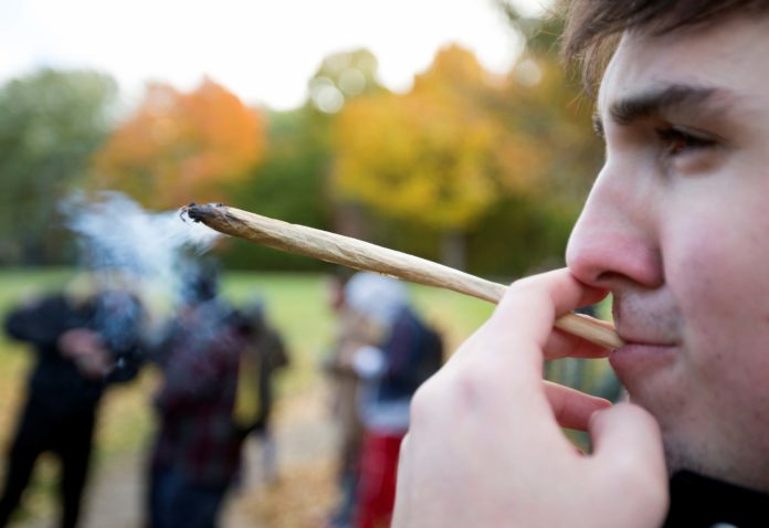 2018-10-17T000000Z_1590937281_RC1CAF1B1B30_RTRMADP_3_CANADA-MARIJUANA (1) marijuana legalization