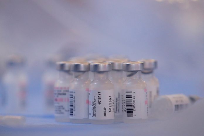 2021-05-03T222200Z_2_LYNXMPEH42112_RTROPTP_4_HEALTH-CORONAVIRUS-PFIZER-VACCINE (1) pfizer