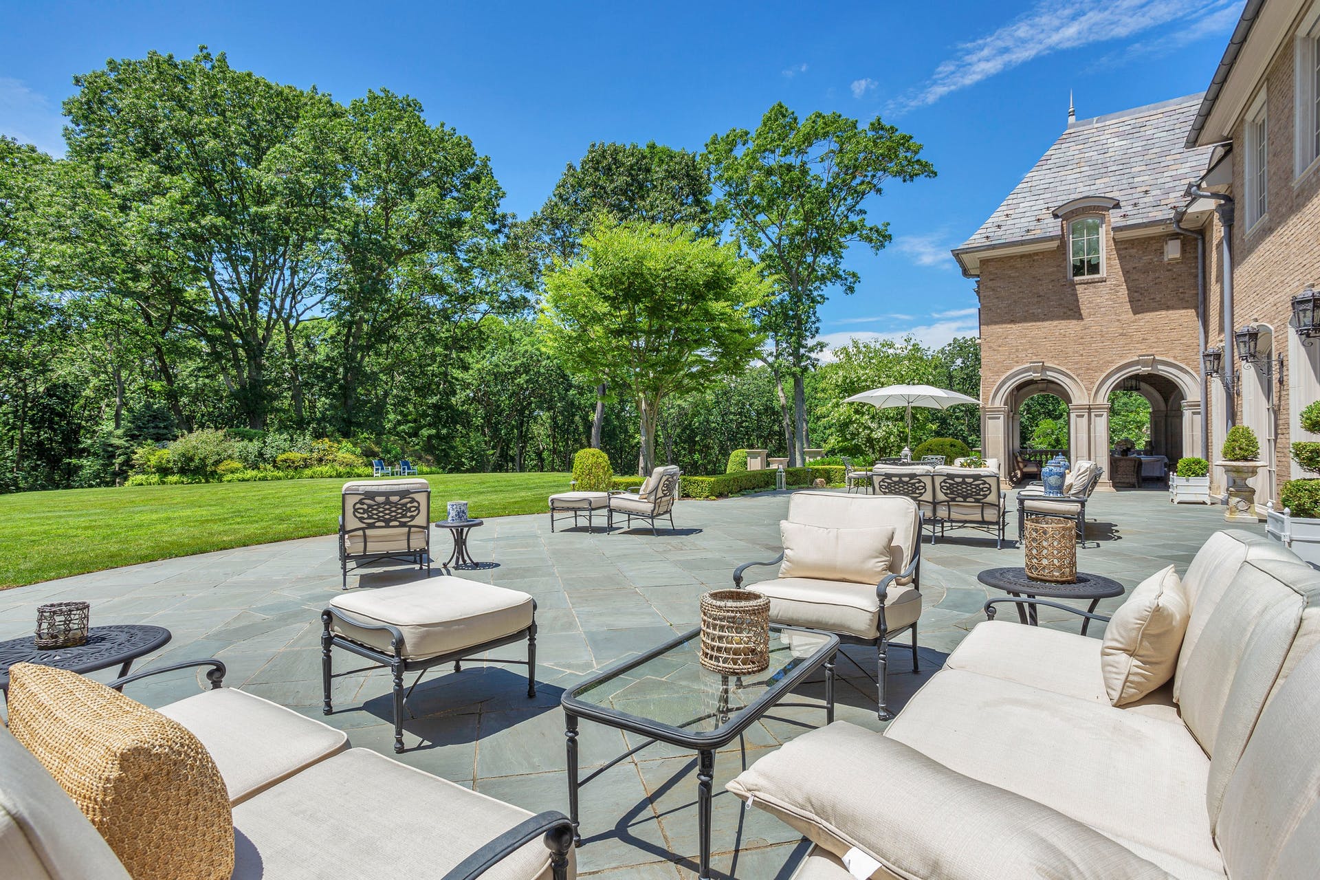 315MillHillRoad MillNeckNewYork Regina Rogers DouglasElliman Photography 103950536 high res