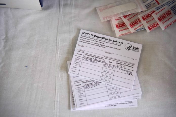 2021-08-31T211252Z_1_LYNXMPEH7U13A_RTROPTP_4_HEALTH-CORONAVIRUS-USA-CARDS (1) vaccine cards