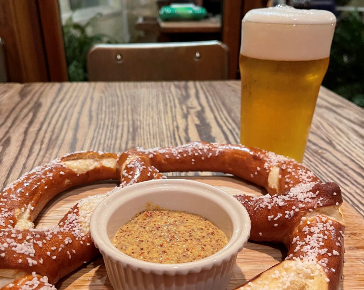 Rowdy Hall in East Hampton feiert Oktoberfest mit deutschen Spezialitäten
