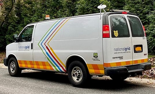 1200px-National_Grid_Van_in_Flower_Hill,_New_York