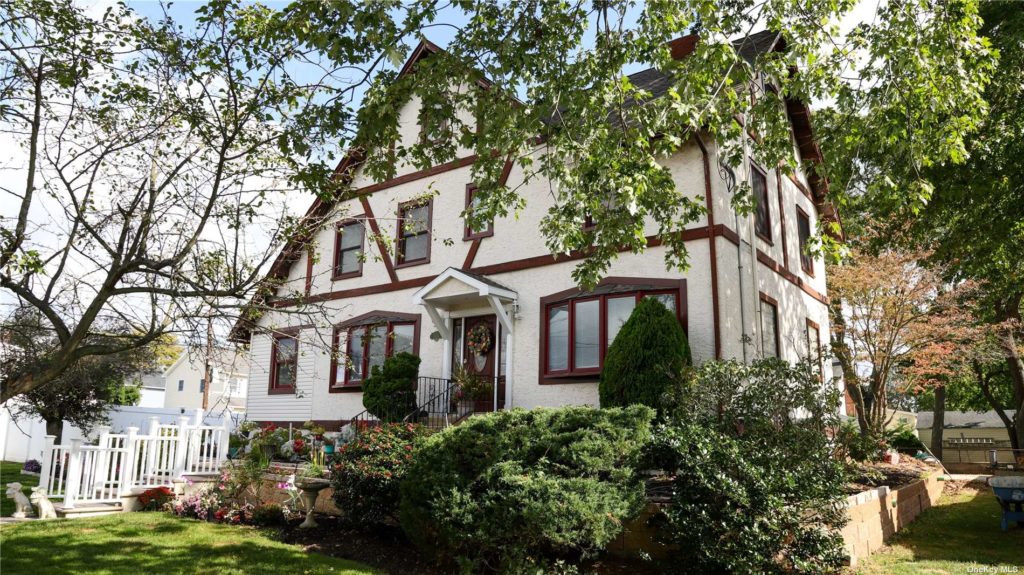 Spacious Colonial Home in Baldwin Harbor Asks 875K