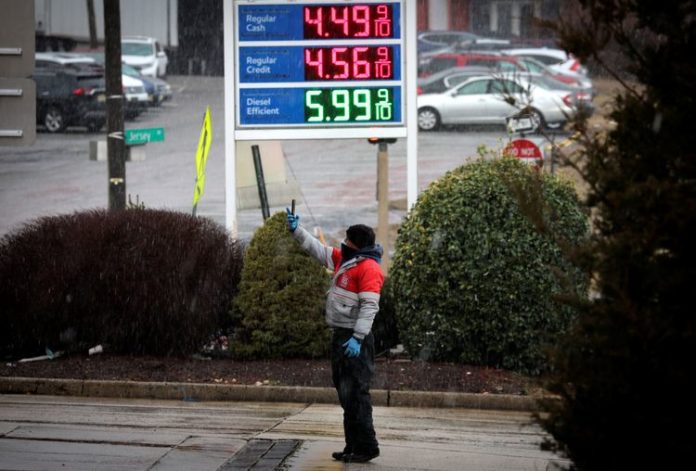 2022-03-09T184848Z_1464827809_RC25ZS9QA9E2_RTRMADP_3_UKRAINE-CRISIS-USA-GASOLINE (1) gas price gouging