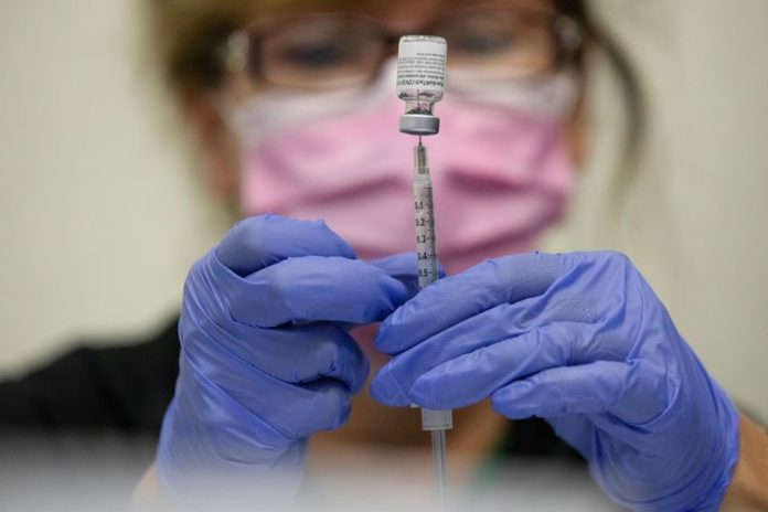 2022-03-29T145015Z_1_LYNXNPEI2S0SG_RTROPTP_4_HEALTH-CORONAVIRUS-USA-VACCINES (1) second booster