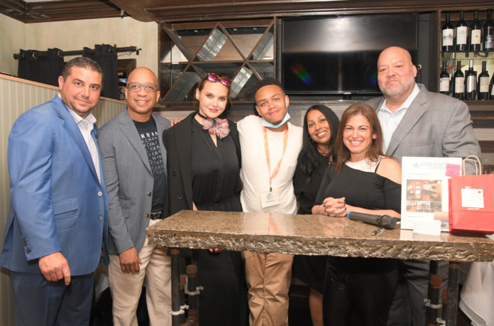 Image 1 Kristopher Amplo, Ray Thomas, Anzhelika Steen-Olsen, Jeremiah Josey, Pop.Earth Founder Debbie Stone, Rhonda Klch & Rich Salgado pop.earth