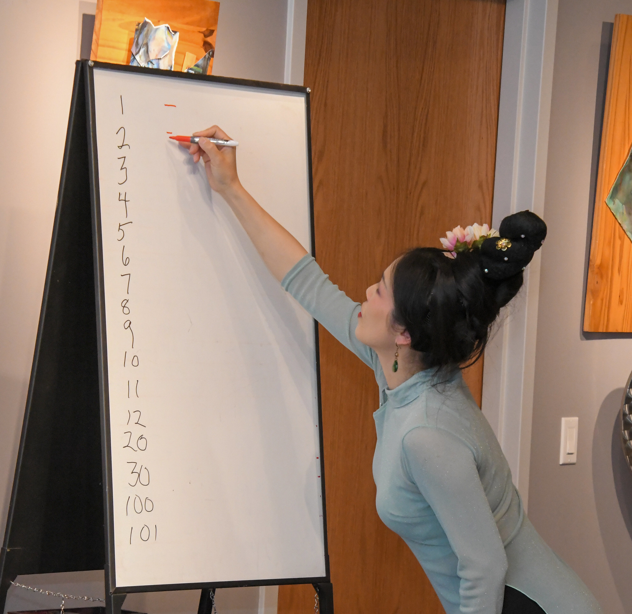 Image 5 Wendi Weng teaching the chinese numerals