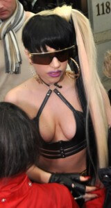 Lady-Gaga-black-and-blonde-hair-160×300