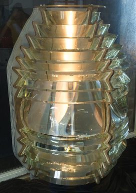 543px-Fourth_order_Fresnel_lens,_around_1900