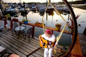 Bargeband081915A