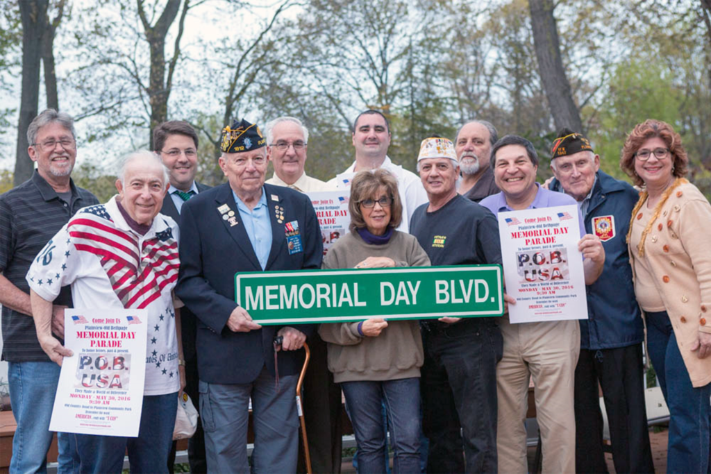 Front row, from left: Jerry Klein, Robert Reahl, Carol Symons, Joe Varrone, Sandy Rosenstein, Peter McCann, Francesca Carlow. Back row, from left: John Holzknecht, Andrew Lamkin, Jim Baker, PJ Guardino, Bob Thompson (Photo by Leonard Symons)