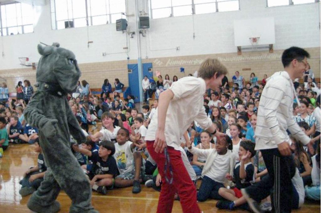 Bulldogs footballers and the Bulldog mascot visit grade school students
