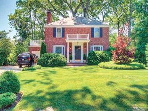 8 Bayberry Ridge Rd. sold for $1,265,000. It was built in 1943. Total property taxes are $23,858. 