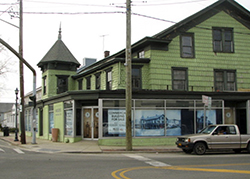 A view of Snouder’s Corner Drugstore on South Street. (Photo by Dagmar Fors Karppi) oysterbay 2014 04 18 SnoudersA