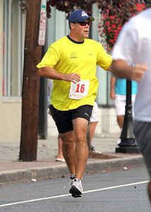 The Main Street Mile will benefit the foundation founded by Hockey Hall of Famer Pat LaFontaine, shown in last year’s race. 