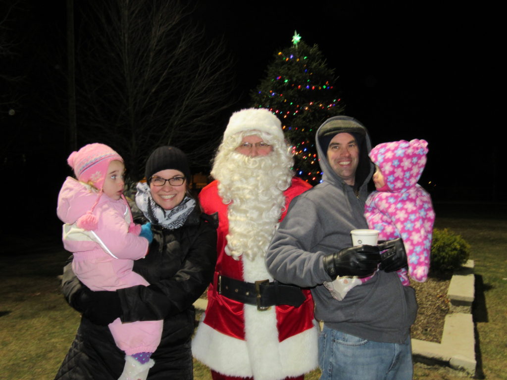 santa-and-family-joy-at-fp-park