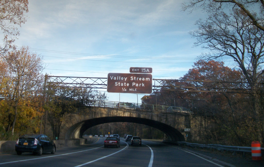 Valley Stream State Park sign on Southern State Pkwy DanTD Wikimedia 1024x649 1