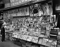 berenice abbott newsstand 32and 3 avenue new york 1935 gelatin silver print howard greenberg gallery