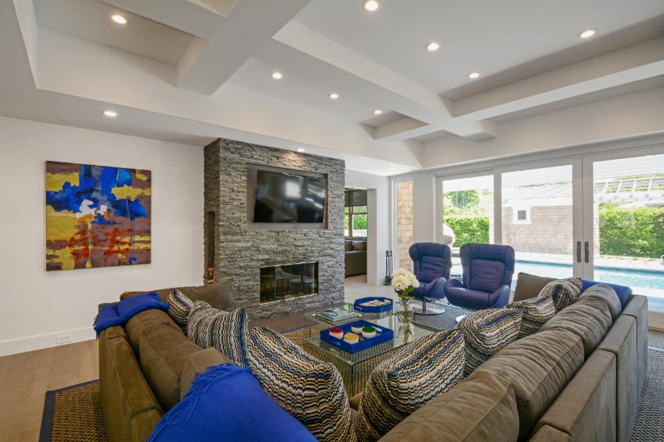 family room Island SmartHomes in Manhasset