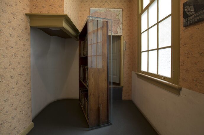 Anne Frank House-bookcase e2