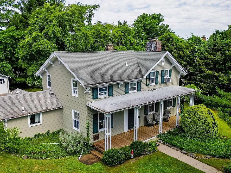 14 Carlton Avenue in Port Washington