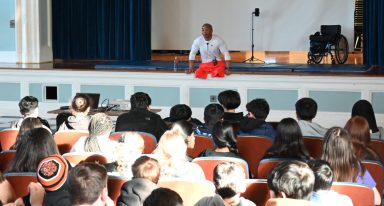 Rohan Murphy talking to students.