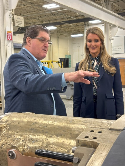Mike Kohler shows Kelly Loeffler some GSE Dynamics product.