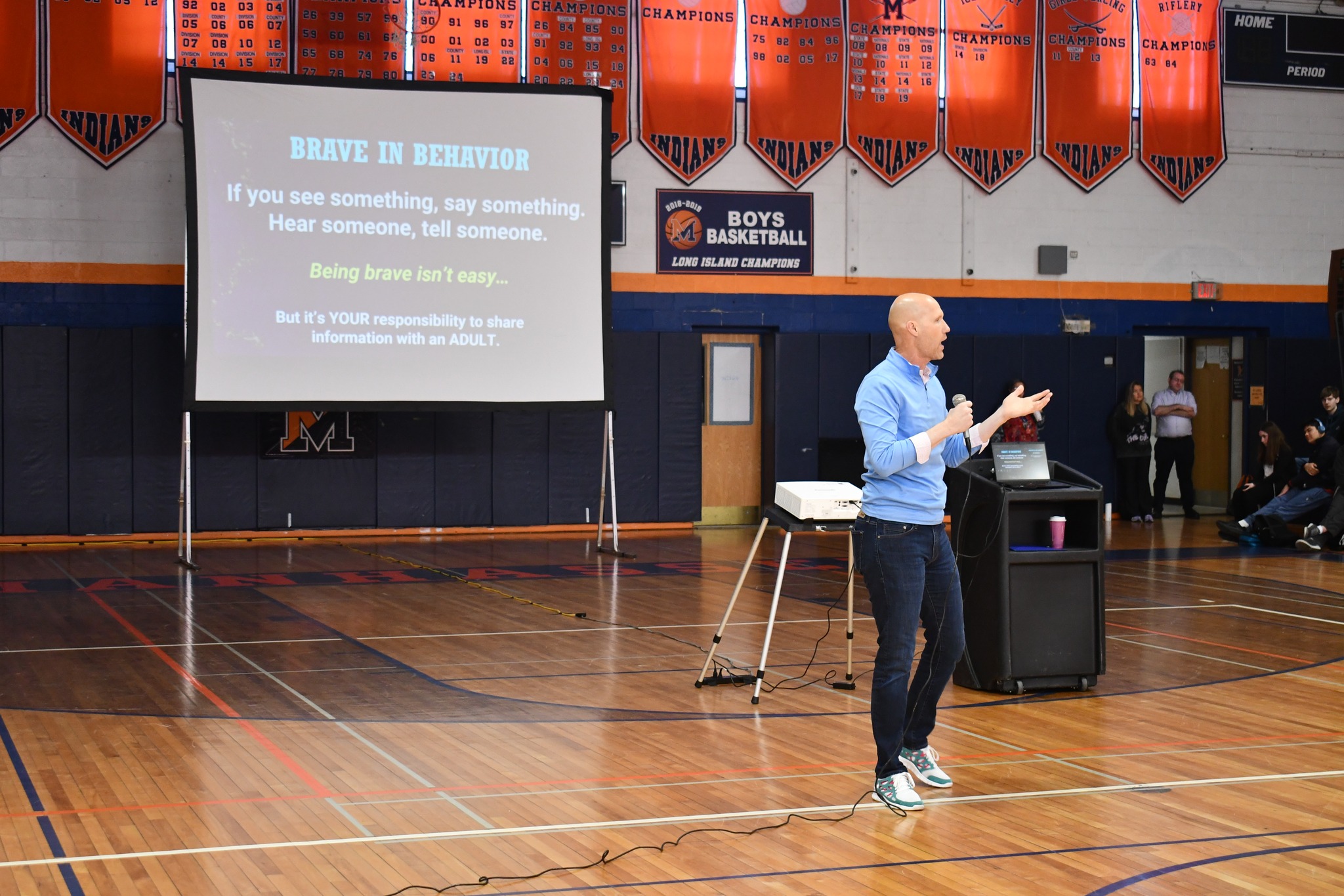 Mark Leinweaver, a Major League Baseball agent, sportscaster and lecturer, spoke to ninth through 12th grade students.