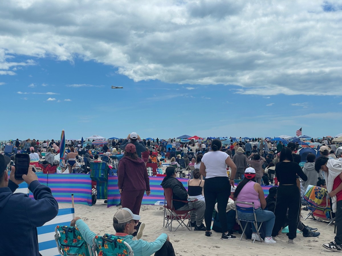 The 21st FourLeaf Air Show at Jones Beach State Park celebrated the 2025 Memorial Day weekend