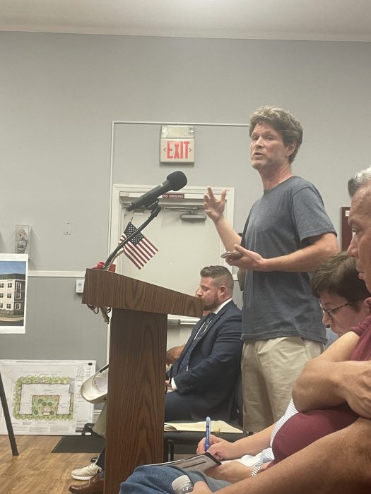 Scott Stolzman, a Manhasset Isle resident, voiced his concerns.