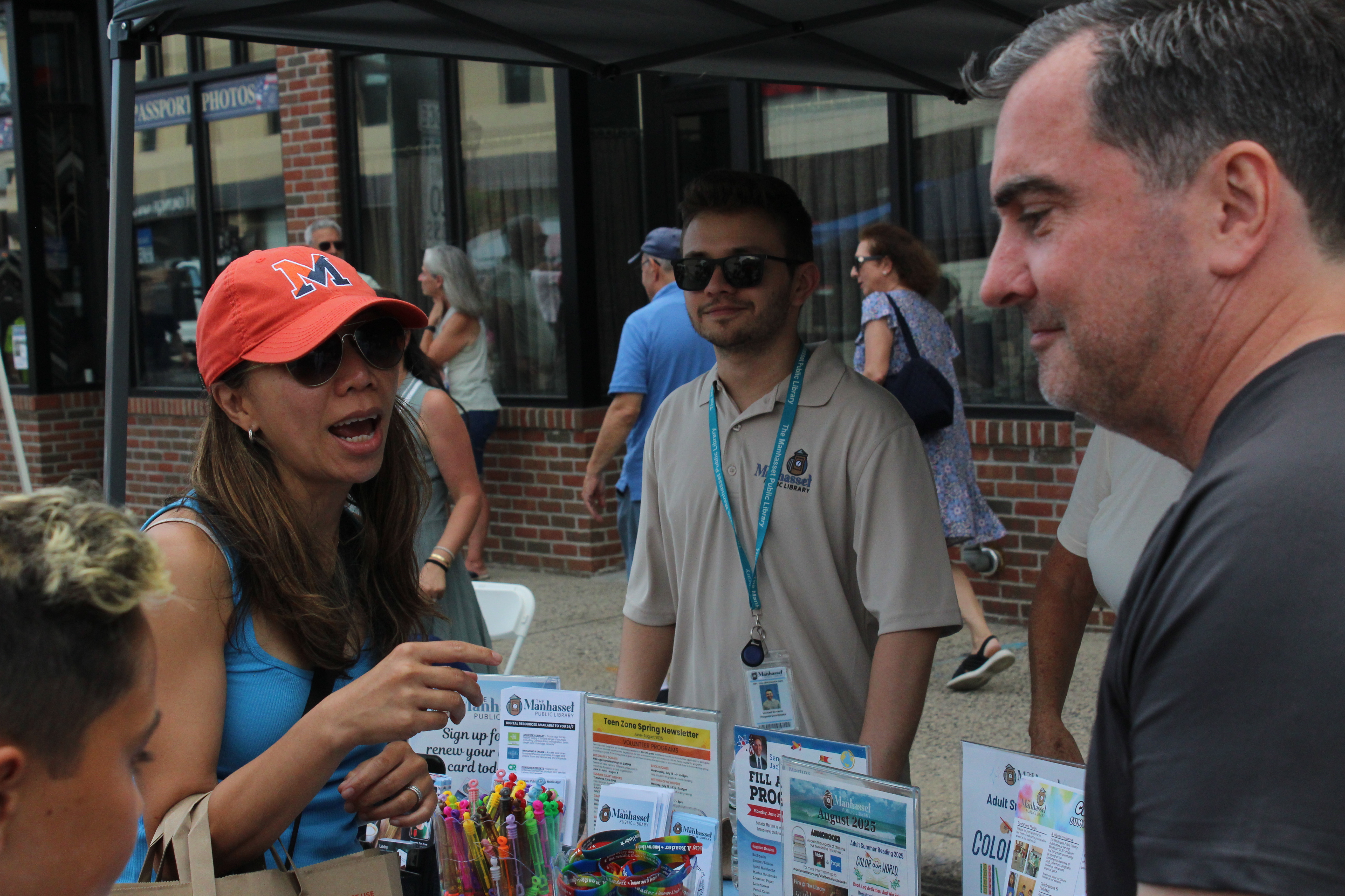 Community members connect with the Manhasset Public Library at the Al Fresco.