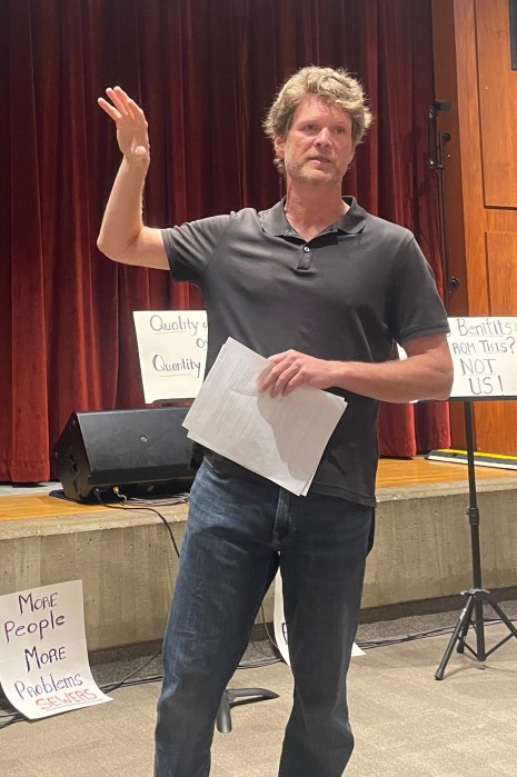 Scott Stolzman, a Manhasset Isle resident lead the meeting.