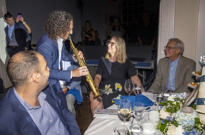Kenny G. and Andrea Leeds during the 2022 North Shore Child and Family Guidance Center’s Bright Futures Gala.