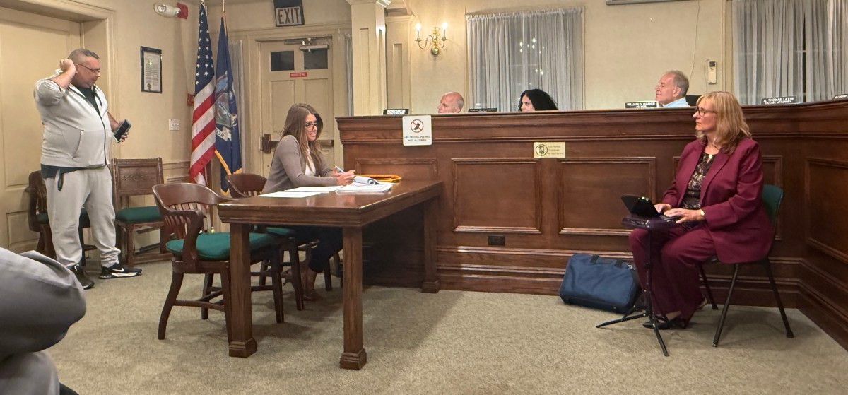 Multiple residents opposed a building application at the Great Neck Estates Village meeting.