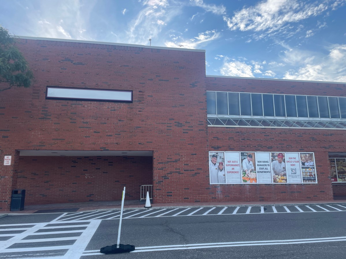 Signs are up for Uncle Giuseppe's Marketplace in former Stop & Shop location in Greenvale.